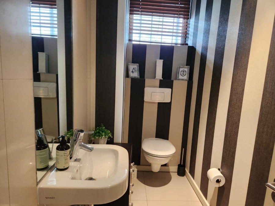 To Let 3 Bedroom Property for Rent in Green Point Western Cape